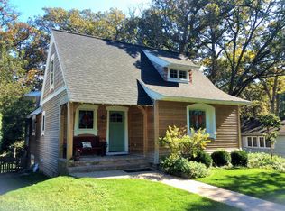 731 Aweogon Rd, Fontana, WI 53125