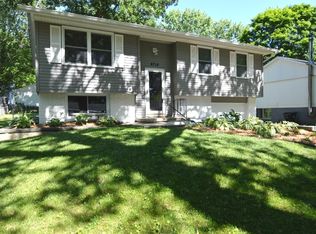 6714 Kelburn Ln NE, Cedar Rapids, IA 52402