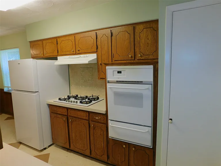 2445 Eastbrook Dr — Photo 7