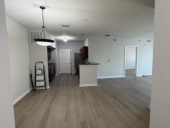 3rd image of 8201 Green Parrot Rd Unit 106