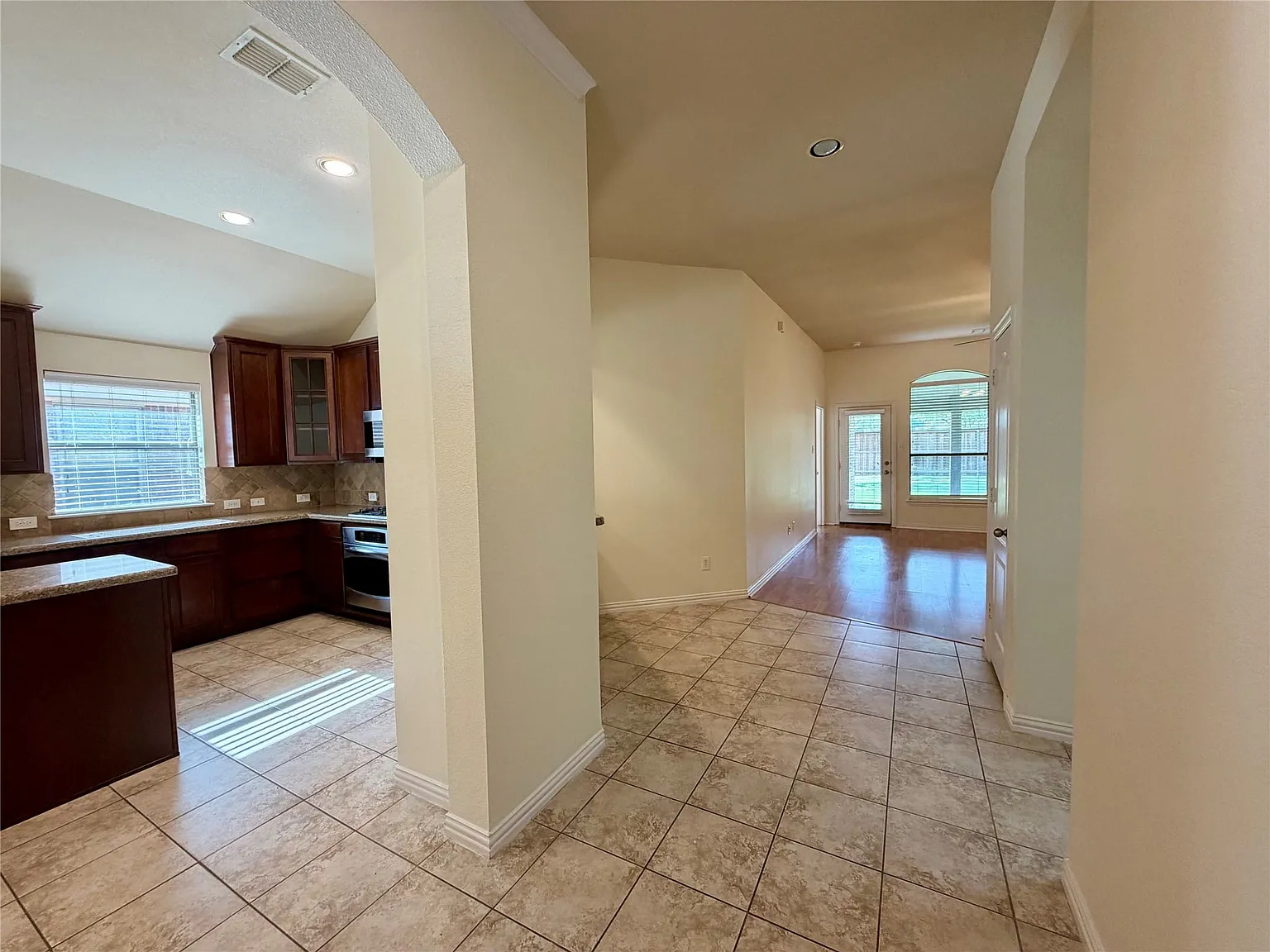 3 bed, 2.0 bath, 1669 sqft, $2,300 — Photo 4
