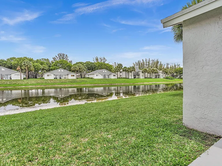 1020 Lake Victoria Dr #B — Photo 44