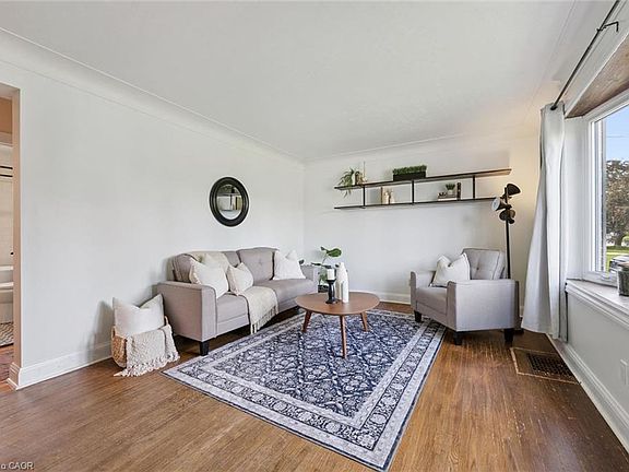 3rd image of 159 Bridgeport Rd E