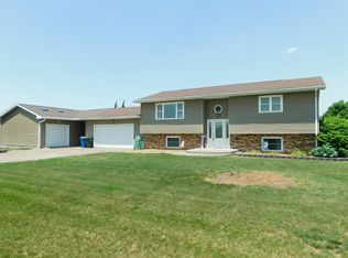 6901 McIntire Rd, Muscatine, IA 52761