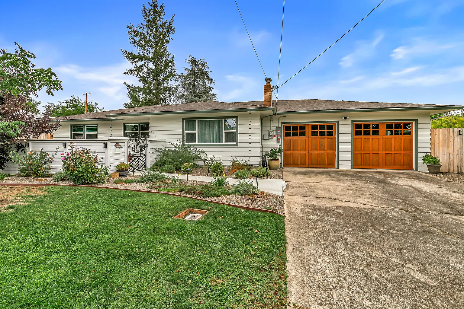 325 Sutter Ave photo 1