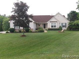4267 Ridge Ct, Pinckney, MI 48169