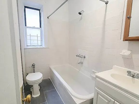 5th image of 902 44th St APT D8
