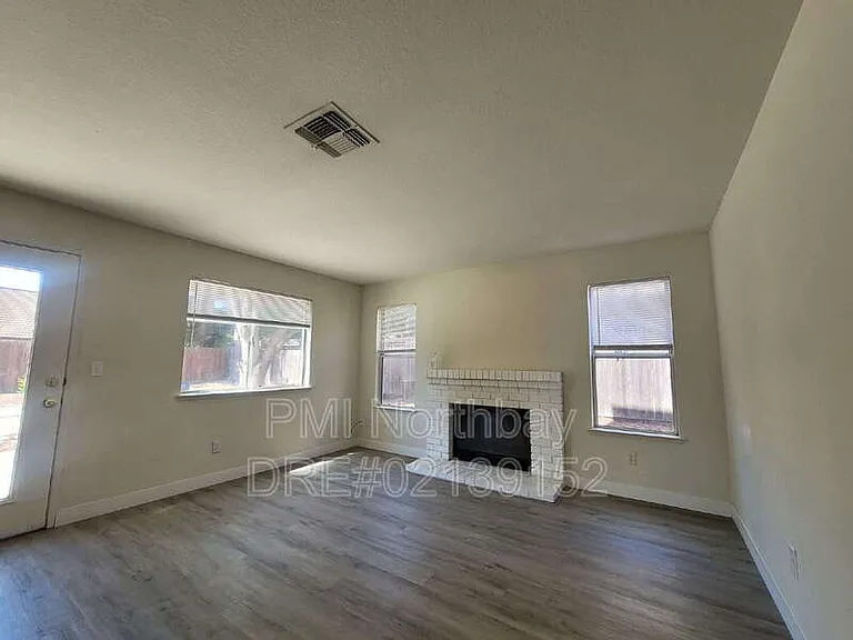 937 Iron Dr — Photo 2