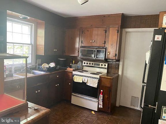 3rd image of 53 Tower Hill Rd
