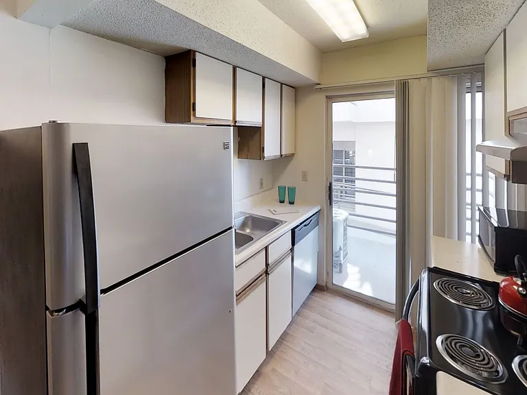 905 W Oregon St — Photo 4