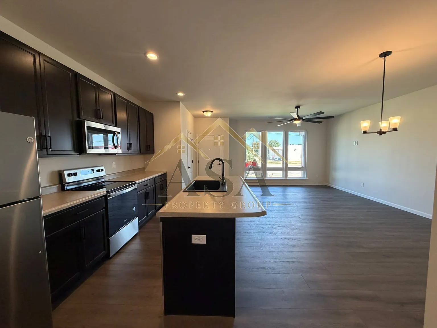 3 bed, 2.5 bath, 1474 sqft, $2,300 — Photo 3