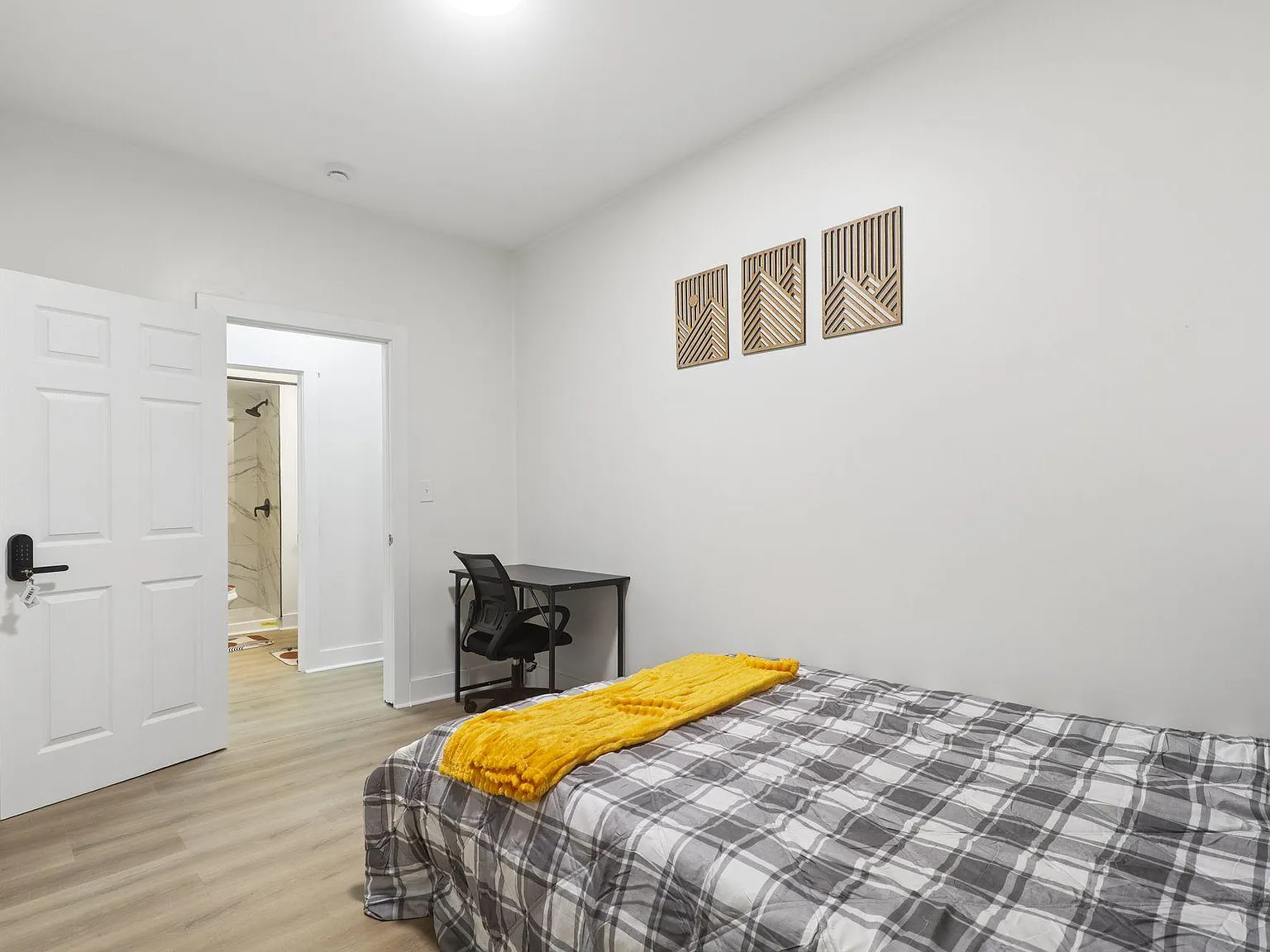 4 bed, 3.0 bath, 2600 sqft, $910 — Photo 1