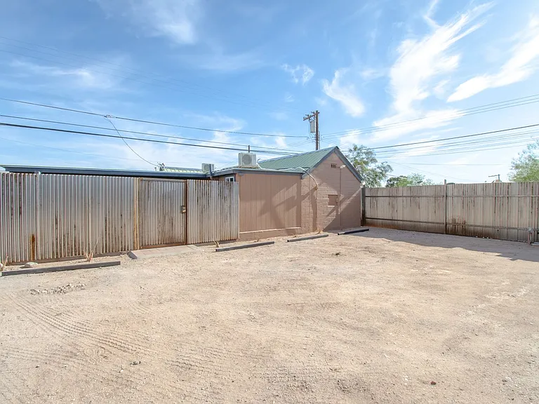 1921 N Park Ave — Photo 14