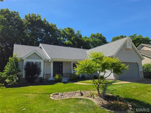 819 Oakmoor Dr, Fenton, MO 63026