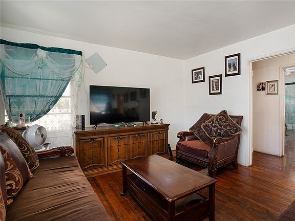 3rd image of 4030 W 138th St