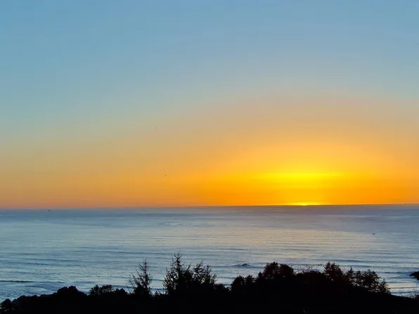 10 Ocean Heights Way, Smith River, CA 95567