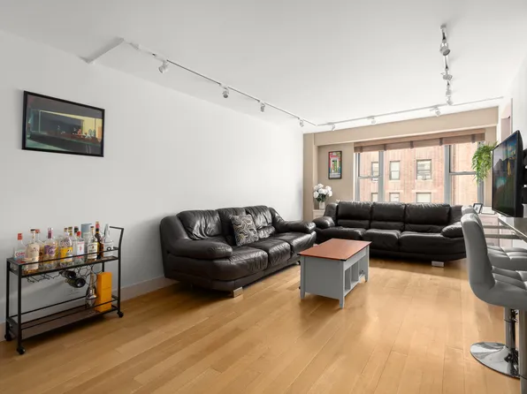 310 Lexington Avenue image 1 of 6