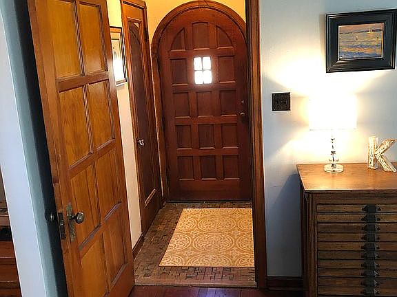 Front foyer entry w/closet