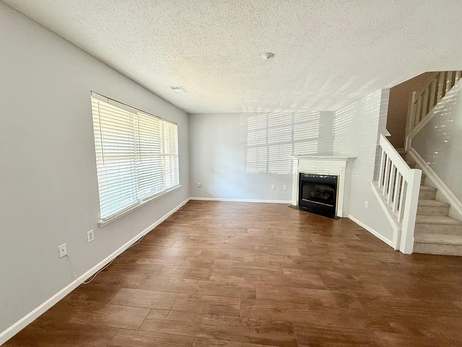 2 bed, 2.5 bath, 1304 sqft, $1,850 — Photo 2