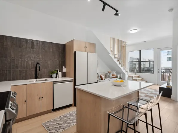 400 E Locust St Unit 213, Des Moines, IA 50309