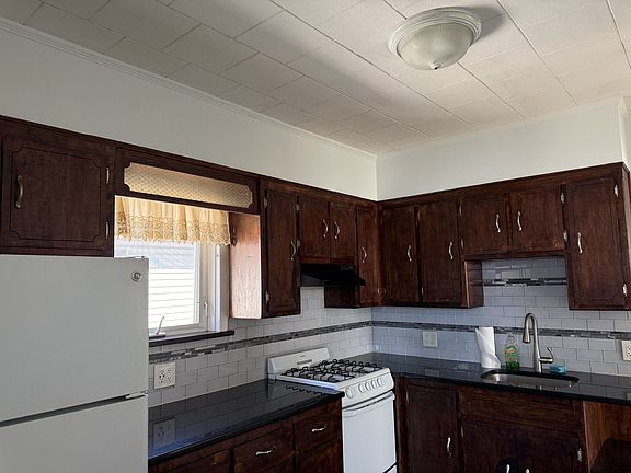 4th image of 54 Wallace St #2