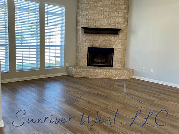 LR with vinyl plank floor