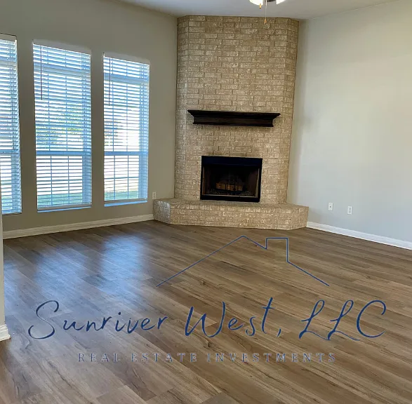 LR with vinyl plank floor
