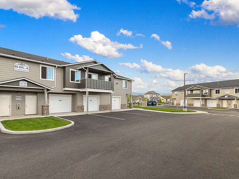 Crown Pointe Apartments — Photo 18