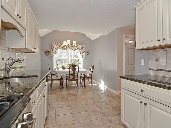 5th image of 18 Hawthorne Vlg APT A
