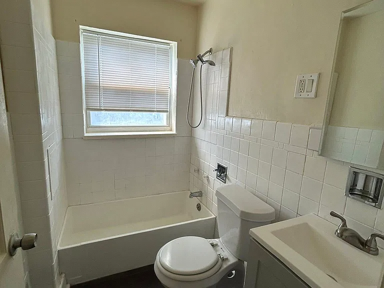 638 Redwood Ave — Photo 1