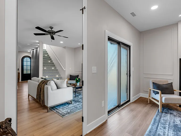 2142 E Beaumont St — Photo 38