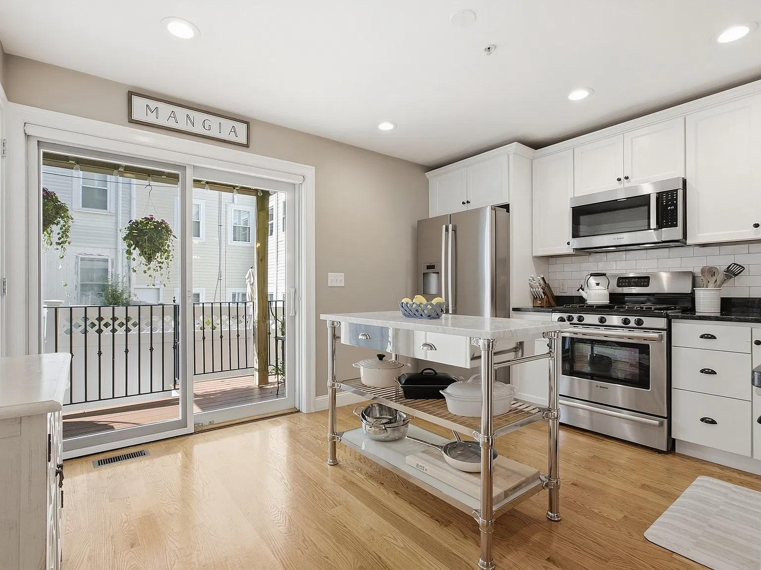 2 bed, 1.5 bath, 1005 sqft, $4,000 — Photo 2