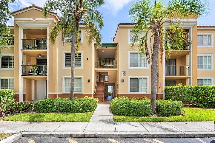 2 bed, 1036 sqft, $2,500 — Photo 2