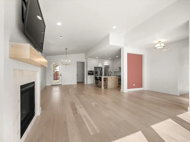555 S Proctor Ln — Photo 8