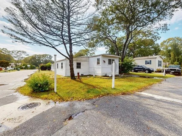 12 Periwinkle Dr, Bohemia, NY 11716