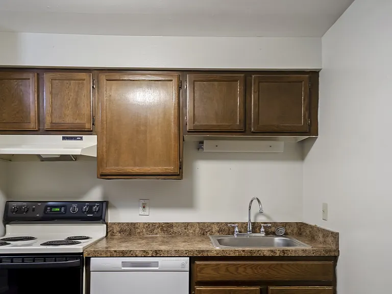 Greenwich Manor Apartments — Photo 34