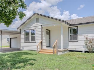 906 E Crestwood Dr, Victoria, TX 77901