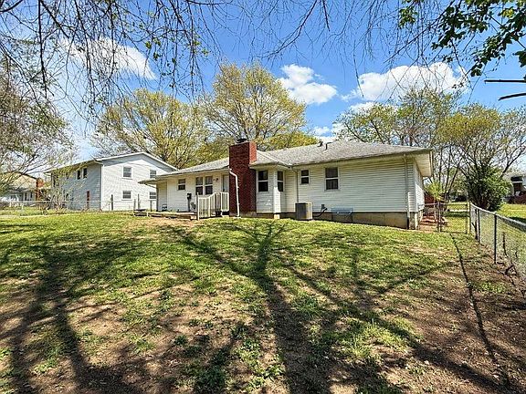 4th image of 944 Ridge Dr