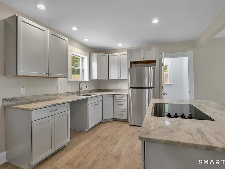 672 E Main St — Photo 5