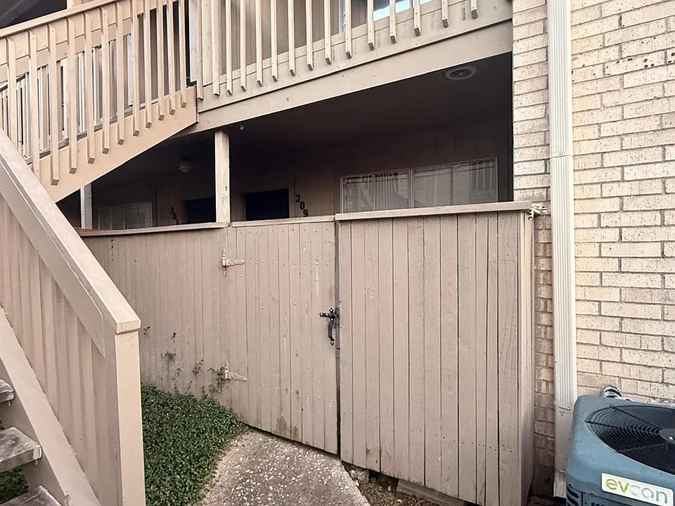 3919 Fairmont Pkwy #209