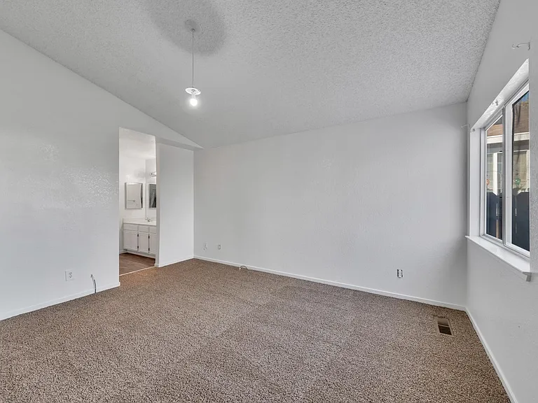 1620 Marinette Ct — Photo 12