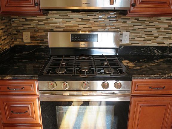 4th image of 135 Inman St