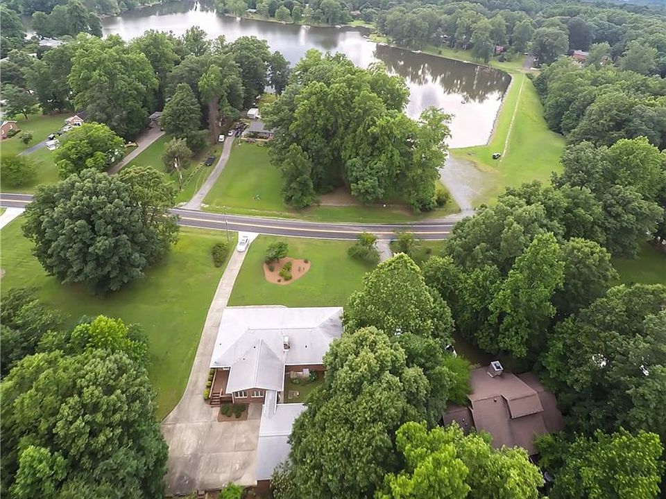 2nd image of 2120 Lynwood Dr
