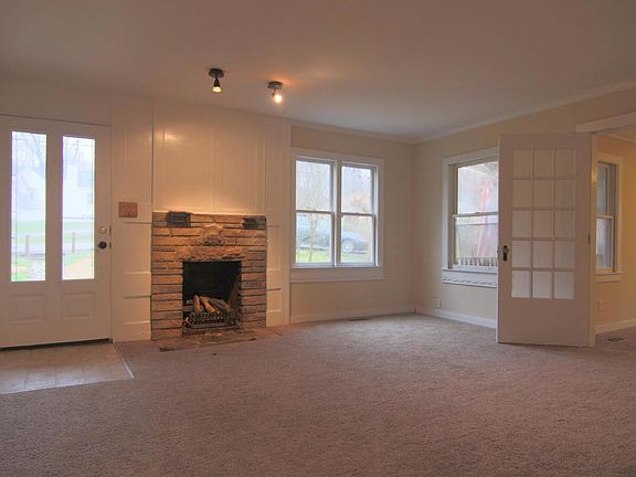 3rd image of 204 Hillcrest Ct