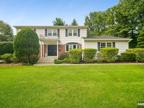 6 Aster Ct, Paramus, NJ 07652