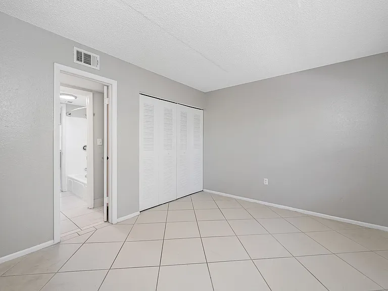 KC Flats Apartments — Photo 61