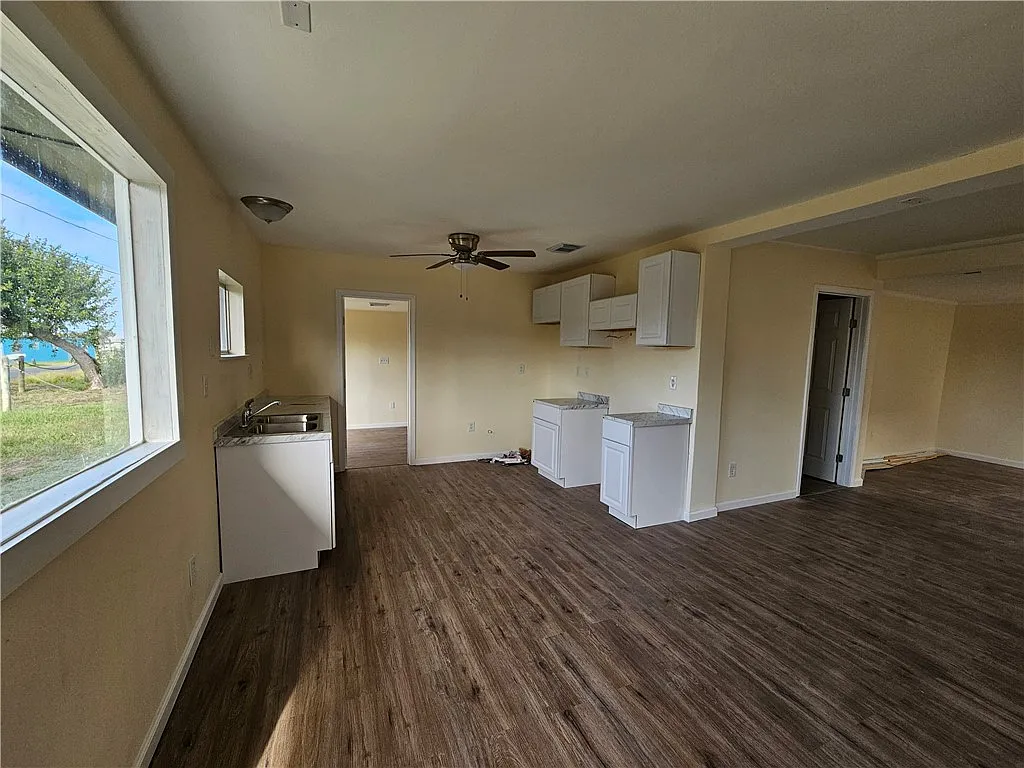 4 bed, 2.0 bath, 1300 sqft, $1,600 — Photo 3