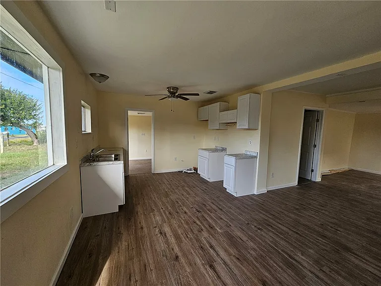949 Stone St — Photo 3