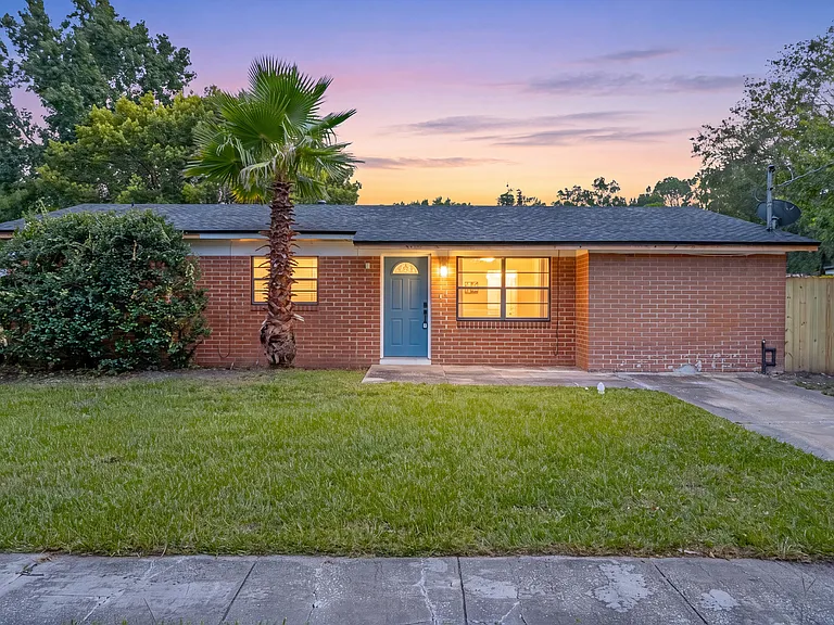 7218 Zapata Dr — Photo 2