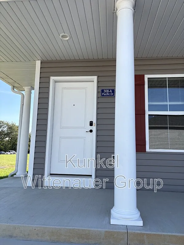 3 bed, 3.5 bath, 1800 sqft, $1,950 — Photo 1